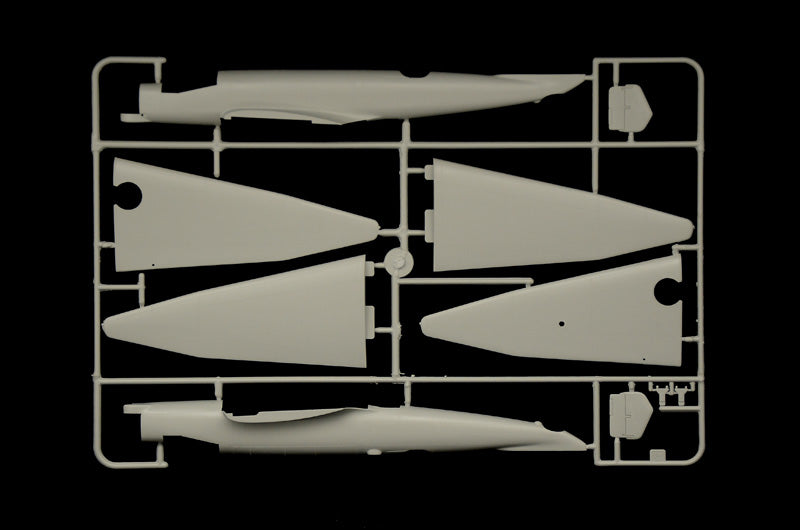 Italeri 1391 Junkers Ju 86 E1/E2, fuselage and wing parts on sprue