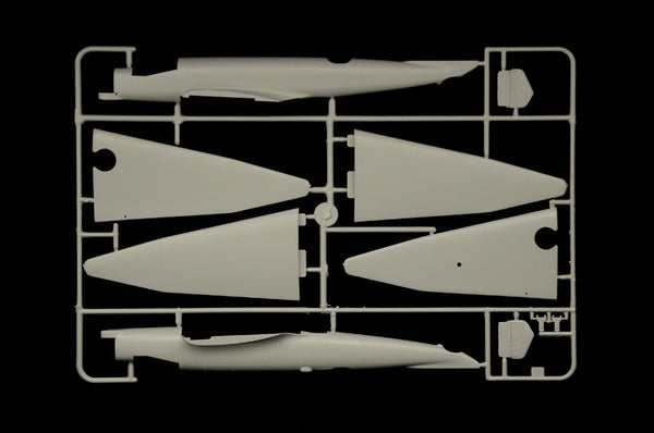 Italeri 1391 Junkers Ju 86 E1/E2, fuselage and wing parts on sprue