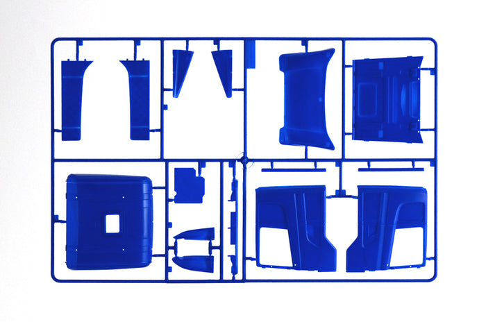 Italeri 3947 Scania R400 Streamline Flat Roof, blue cab panels on sprue