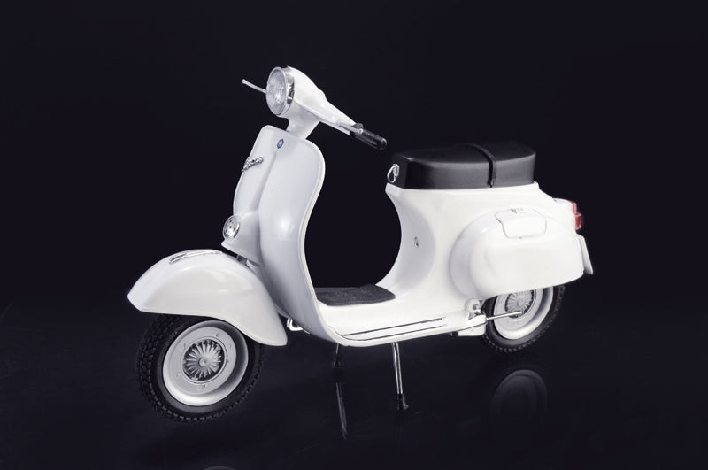 Italeri 4633 Vespa 125 Primavera, assembled and painted scooter left-front view
