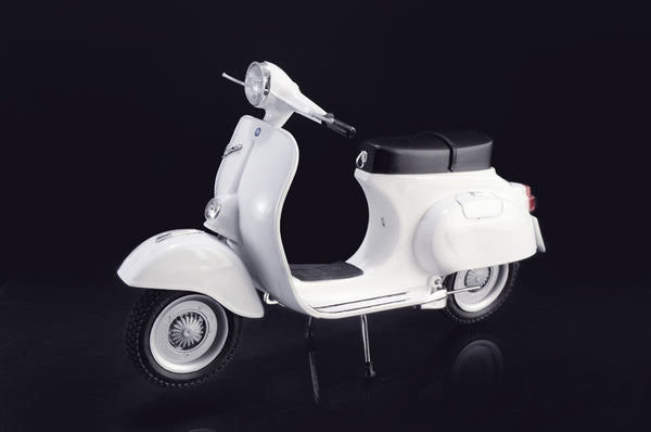Italeri 4633 Vespa 125 Primavera, assembled and painted scooter left-front view