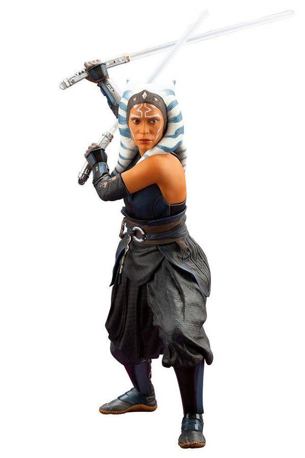 Kotobukiya SW195, Ahsoka Tano in Mandalorian outfit holding two white-bladed lightsabers