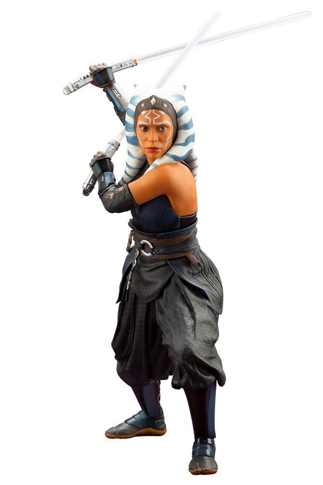 Kotobukiya SW195, Ahsoka Tano in Mandalorian outfit holding two white-bladed lightsabers