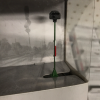 Close front view of the Märklin 76472 yard-signal head and mast.