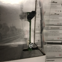 Close view of the Märklin 76480 signal face and distant-signal marker.