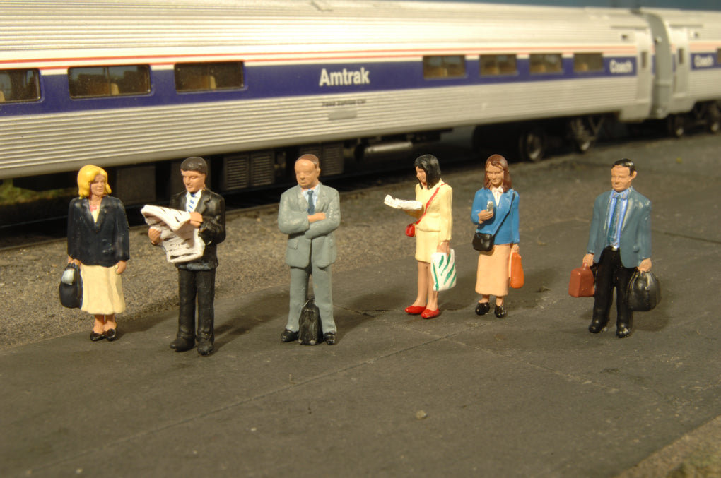 Standing Platform Passengers - HO Scale - Bachmann 33110
