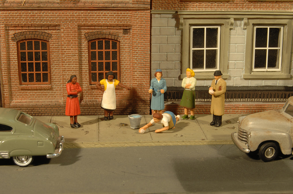 Sidewalk People - HO Scale - Bachmann 33117
