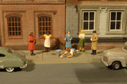 Sidewalk People - HO Scale - Bachmann 33117