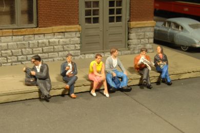 Seated Platform Passengers - O Scale - Bachmann 33161