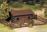 Log Cabin with Rustic Fence - Bachmann 45982