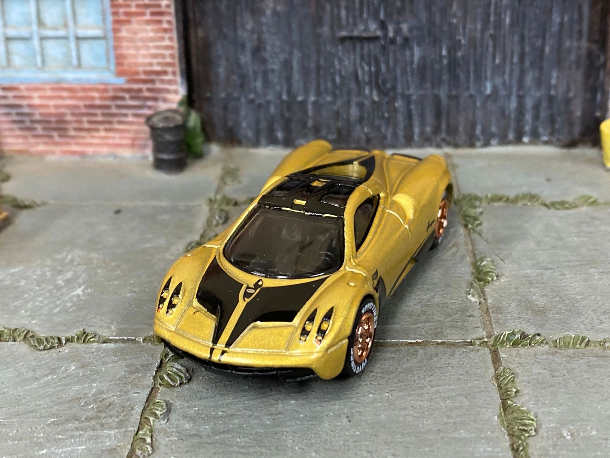 Custom Hot Wheels - Pagani Huayra Roadster - Gold - Rose Gold Track Wheels - Toyo Race Tires