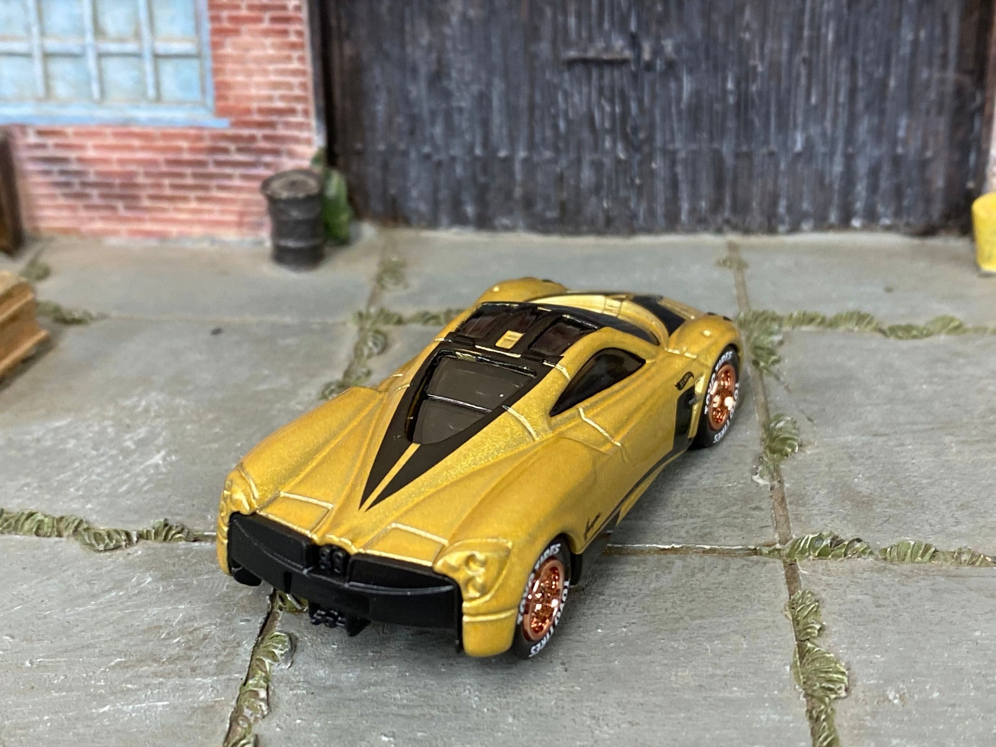 Custom Hot Wheels - Pagani Huayra Roadster - Gold - Rose Gold Track Wheels - Toyo Race Tires