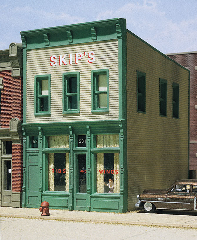 DPM 10500 Skip's Chicken and Ribs HO scale building kit, assembled and painted example; vehicle, figure, street details and surrounding buildings not included.