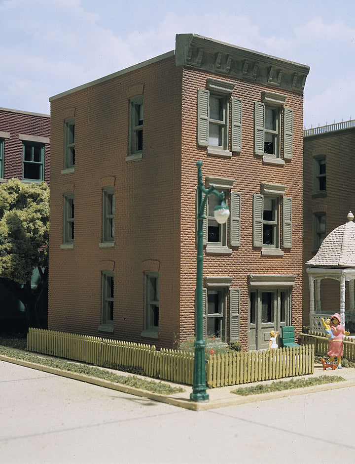 DPM 11100 Townhouse No. 3 HO scale building kit, assembled and painted example; figures, fence, surrounding buildings and scenery not included.