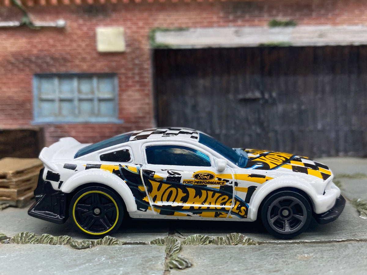 2005 Ford Mustang Hot Wheels Race Car - White, Yellow & Black