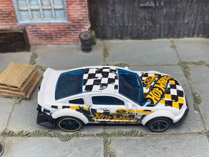 2005 Ford Mustang Hot Wheels Race Car - White, Yellow & Black — view 2