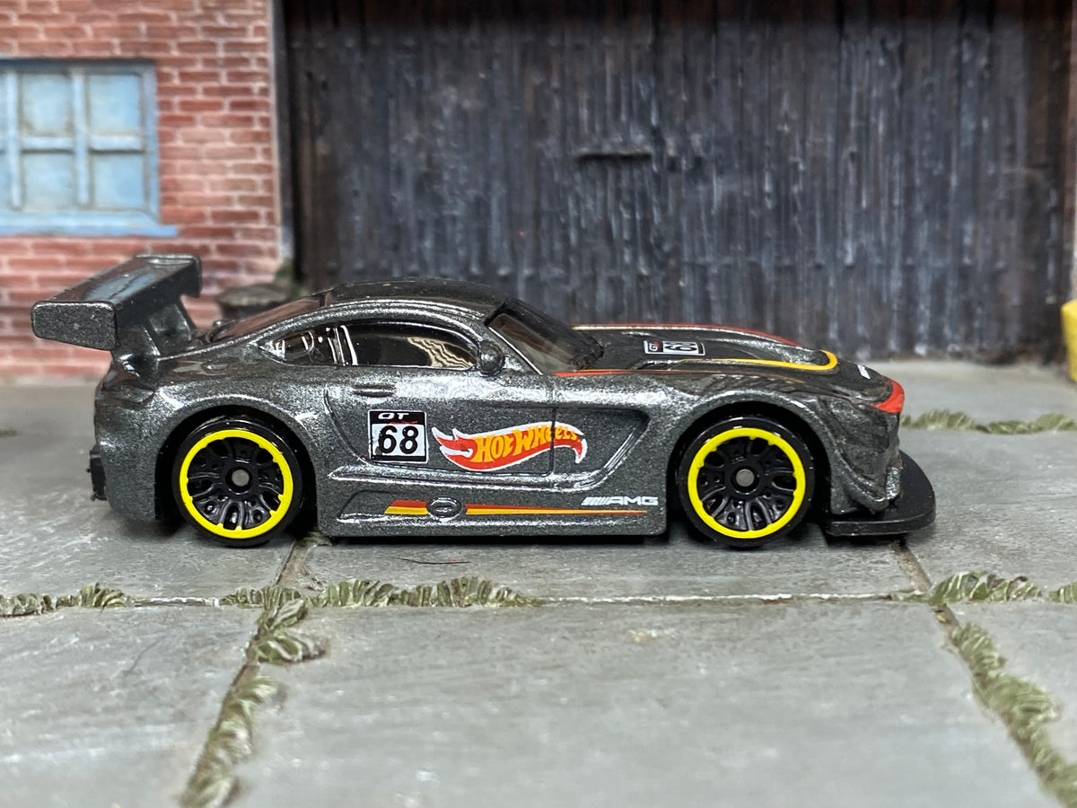 Hot Wheels '16 Mercedes-AMG GT3 metallic dark gray number 68, right side view