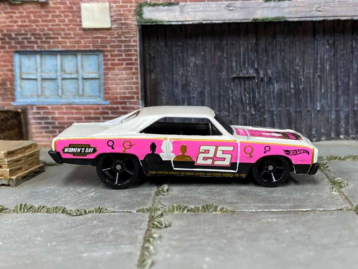 Hot Wheels 1974 Brazilian Dodge Charger International Women's Day 2025, right-side view