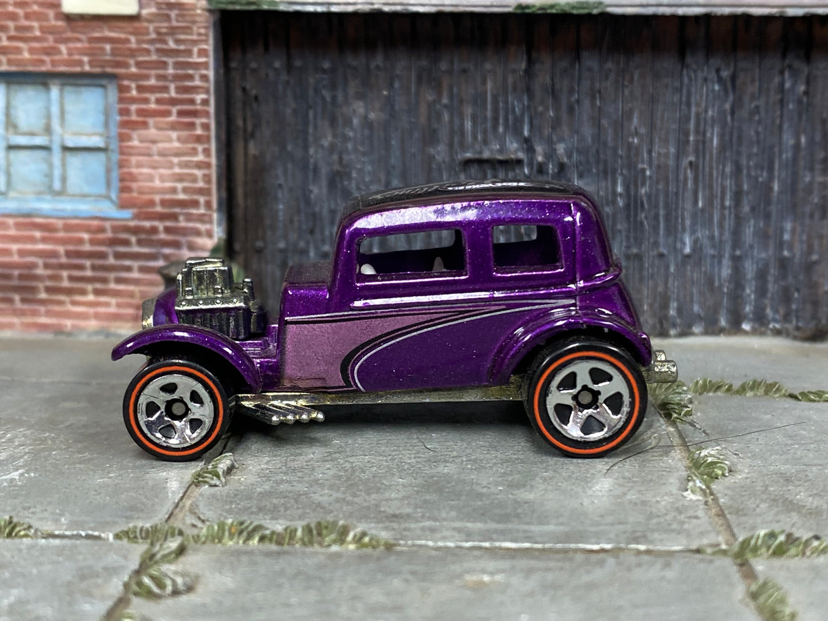 Hot Wheels 2002 Classic '32 Ford Vicky purple Red Lines right-side view