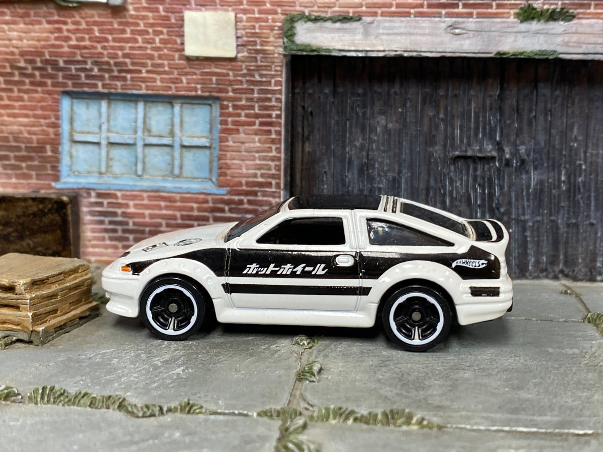Hot Wheels 2013 Toyota AE-86 Corolla white and black right-side view