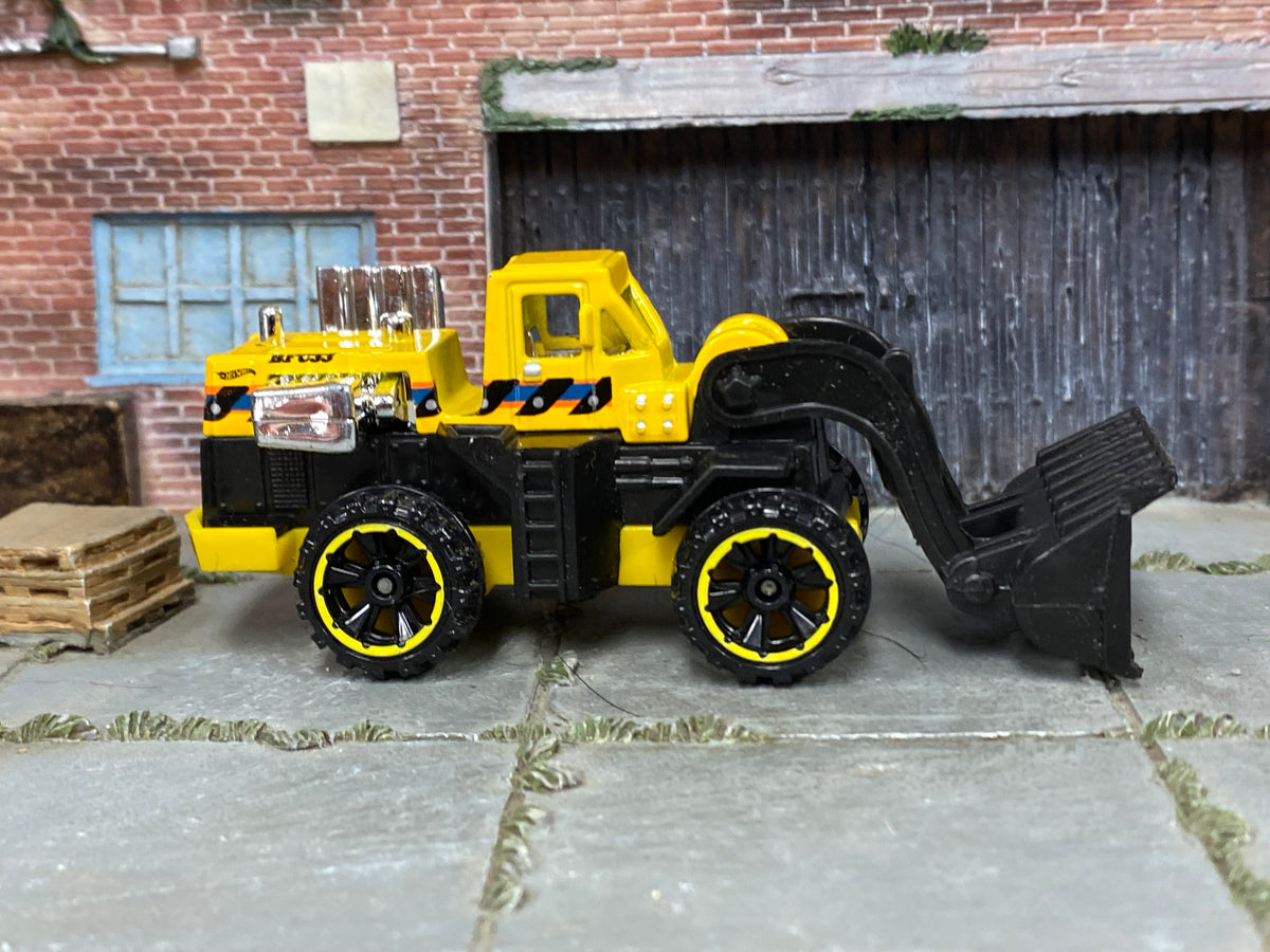 2014 Hot Wheels Wheel Loader yellow BFC33 loose construction vehicle, right-side view