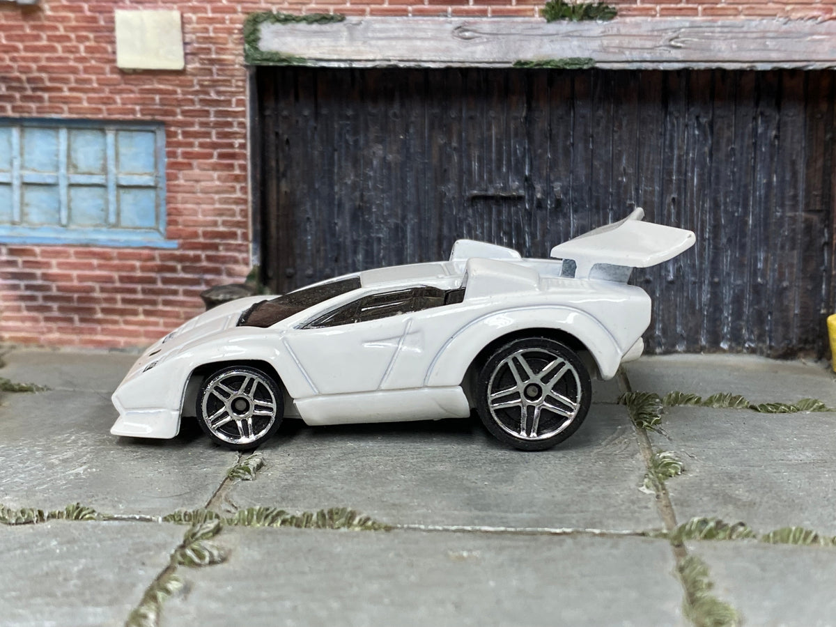 Hot Wheels 2017 Tooned Lamborghini Countach white right-side view