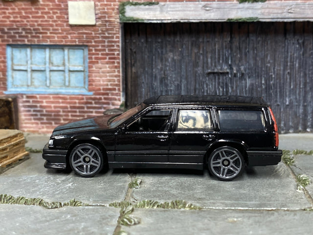 Hot Wheels 2022 Volvo 850 Estate black right-side view