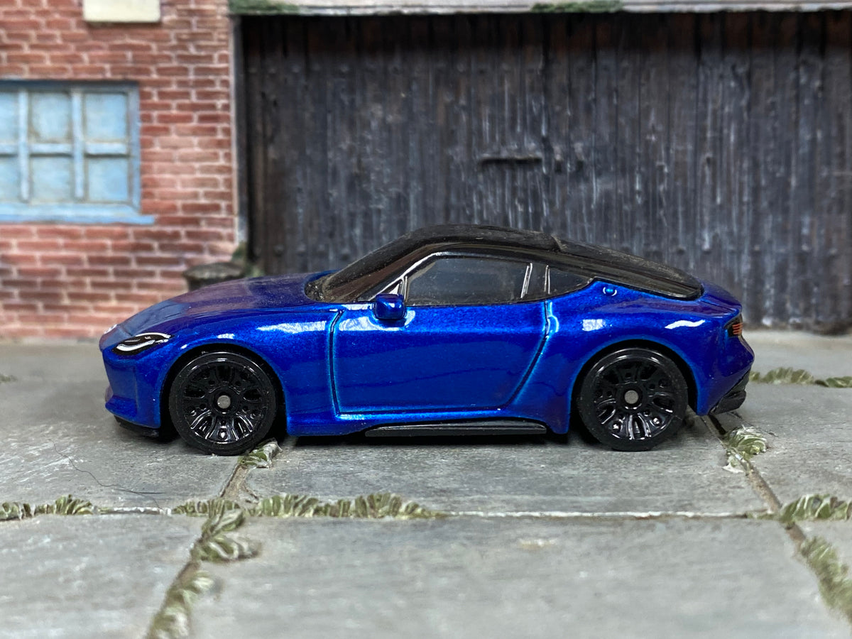 Hot Wheels 2023 Nissan Z dark blue right-side view