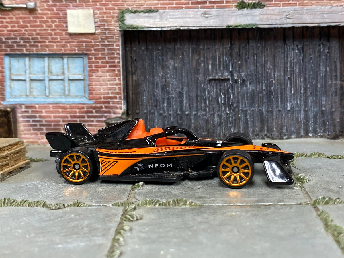 2025 Hot Wheels Formula E Gen3 NEOM McLaren HYY56 loose car, right-side view