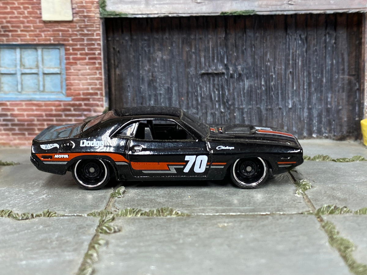 Hot Wheels '70 Dodge Hemi Challenger, black number 70, right side view