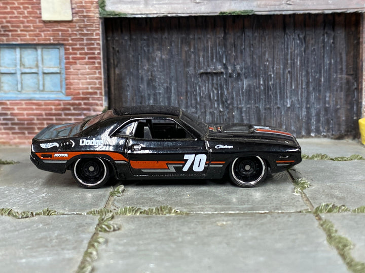 Hot Wheels '70 Dodge Hemi Challenger, black number 70, right side view