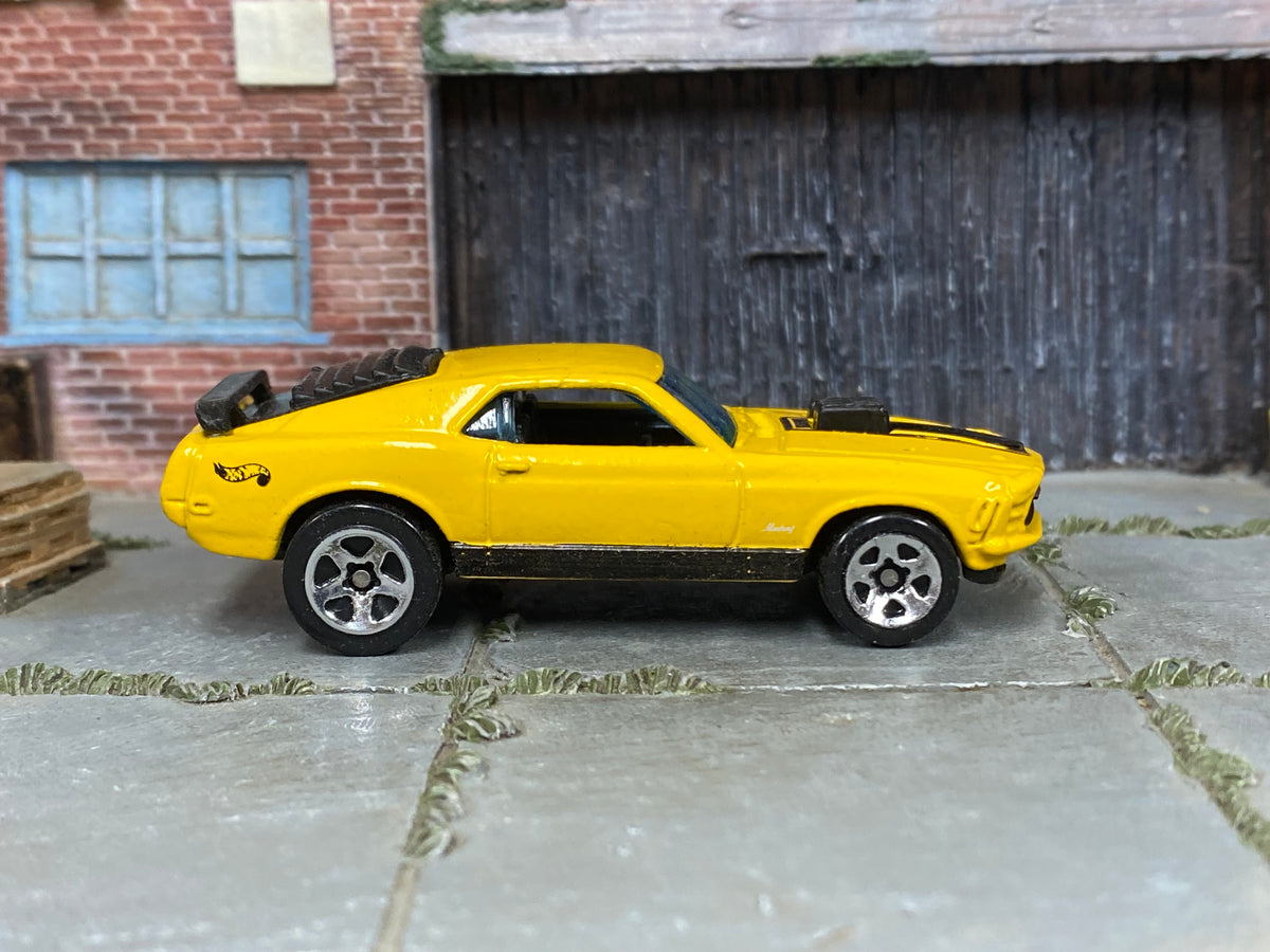 Hot Wheels '70 Mustang Mach 1 yellow and black loose car, right-side view