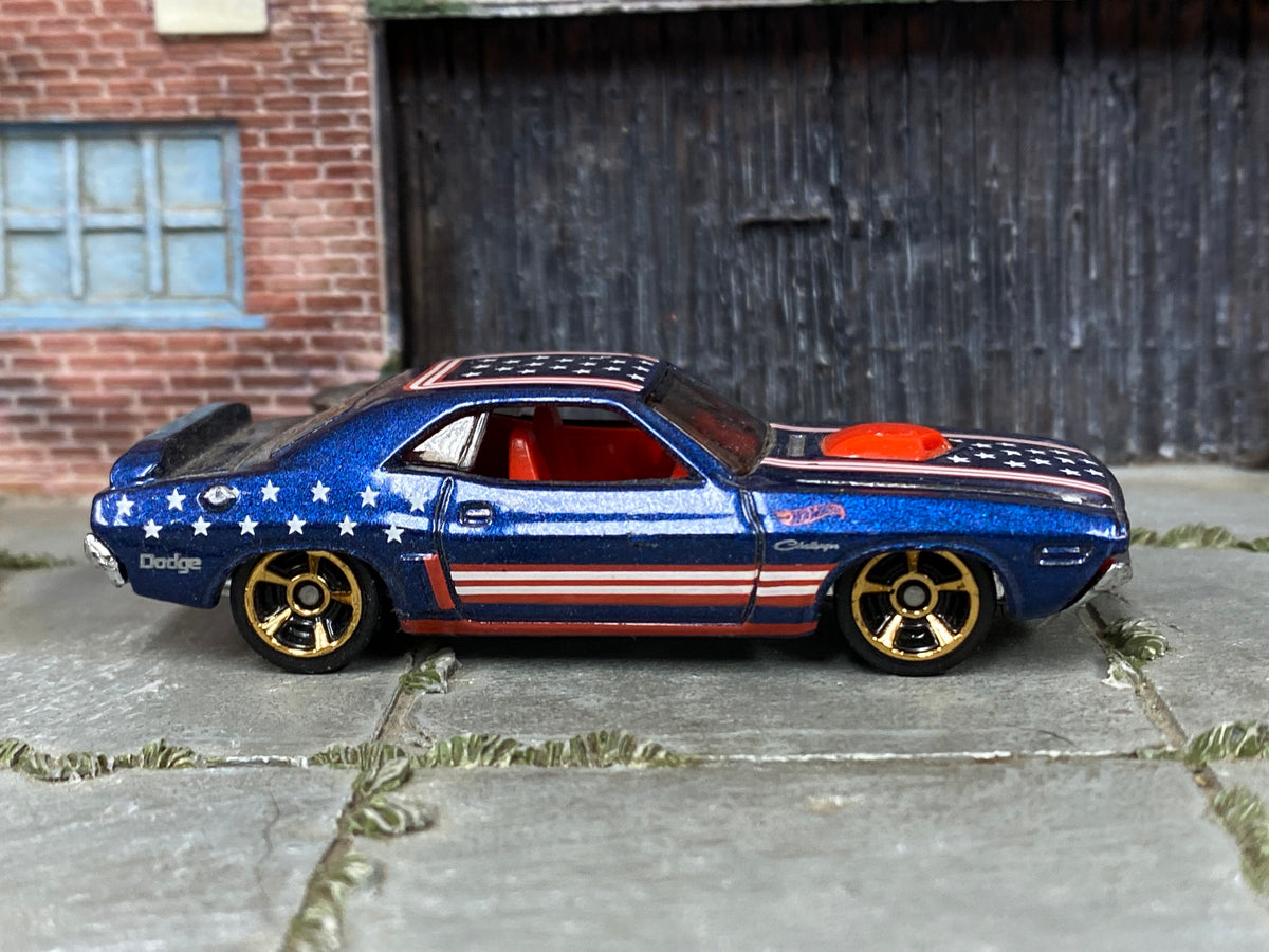 Hot Wheels '71 Dodge Challenger navy blue Stars and Stripes, right side view