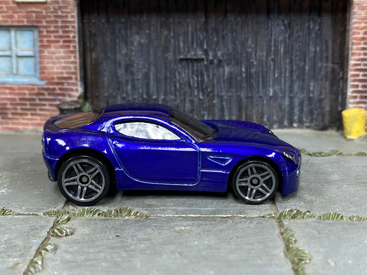 Hot Wheels Aston Martin One-77 V5651 metalflake grey loose car, right-side view