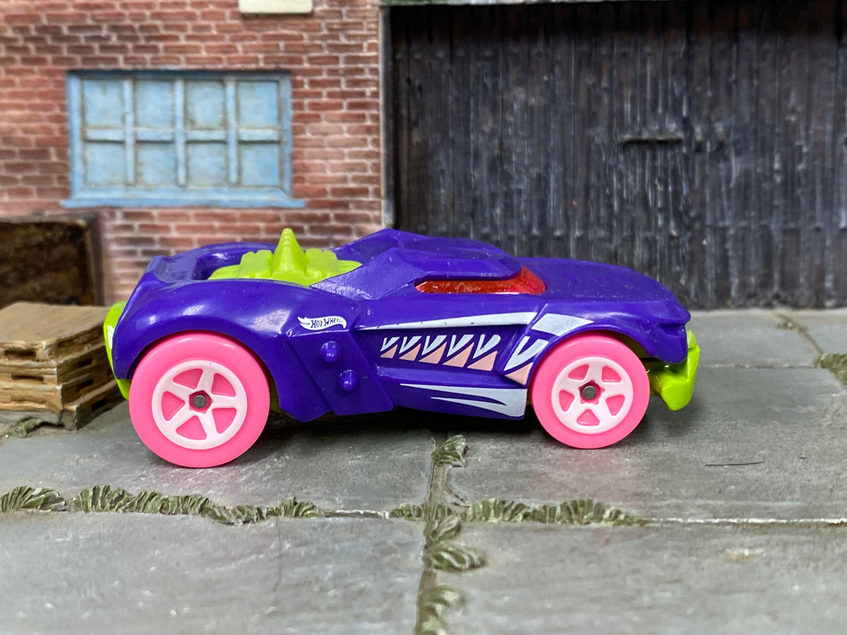 Hot Wheels Growler purple with pink wheels — right side view