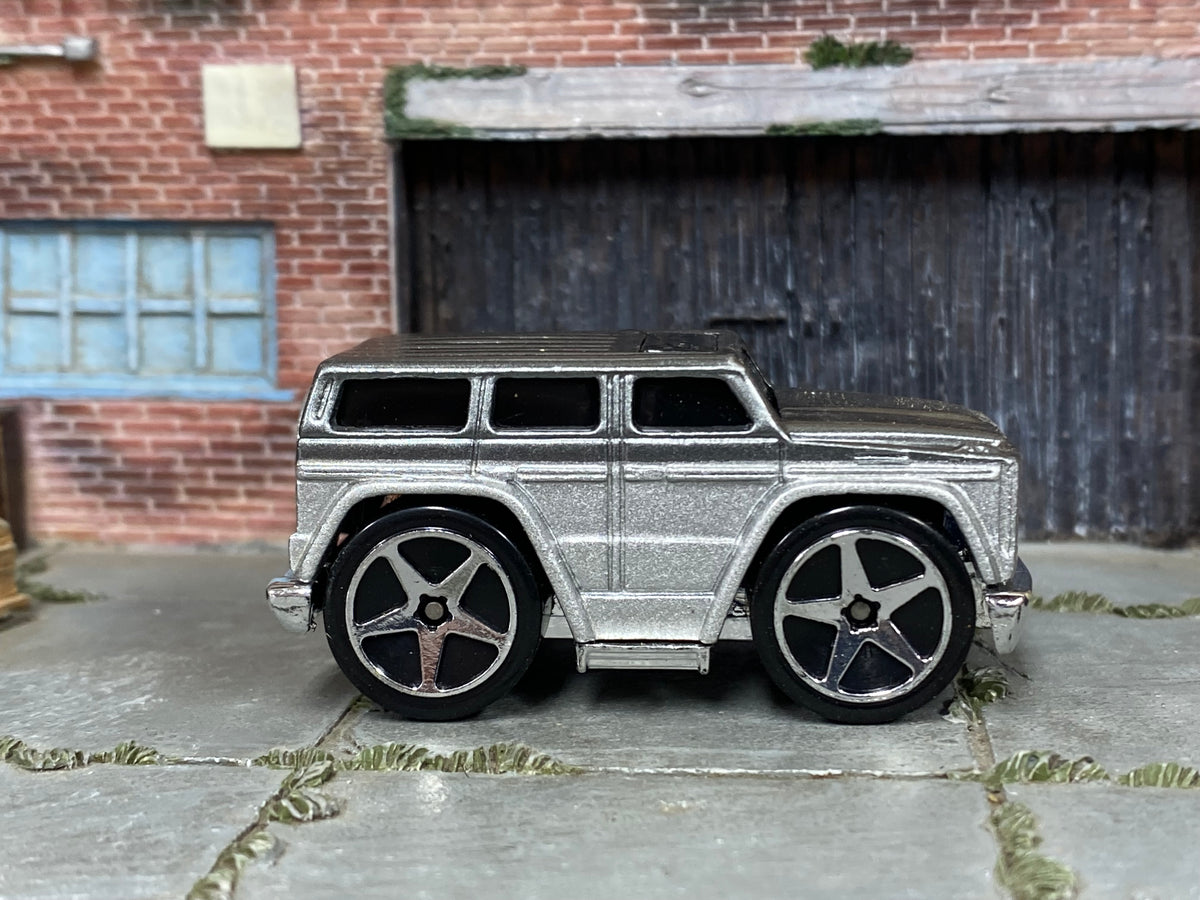 Hot Wheels Mercedes-Benz G500 Blings silver and gray loose car, right side view