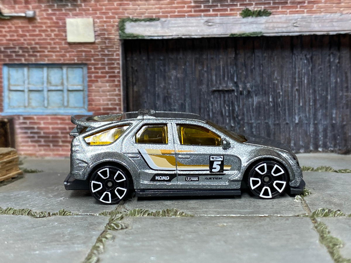 Hot Wheels Pontiac Aztek Custom in silver with number 5, right side view