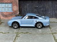 Hot Wheels Porsche 959 light blue with five-dot wheels, left side view