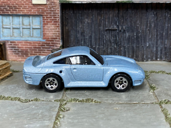 Hot Wheels Porsche 959 light blue with five-dot wheels, right side view