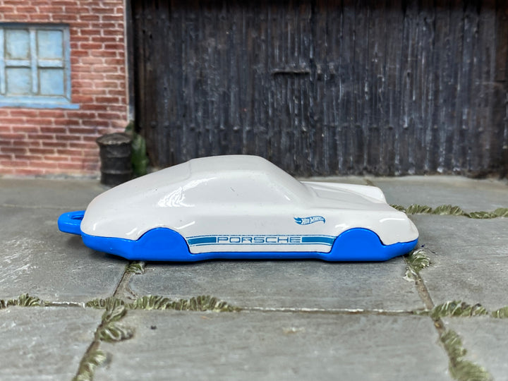 Hot Wheels Porsche 911 Carrera Clip white and blue — right side view