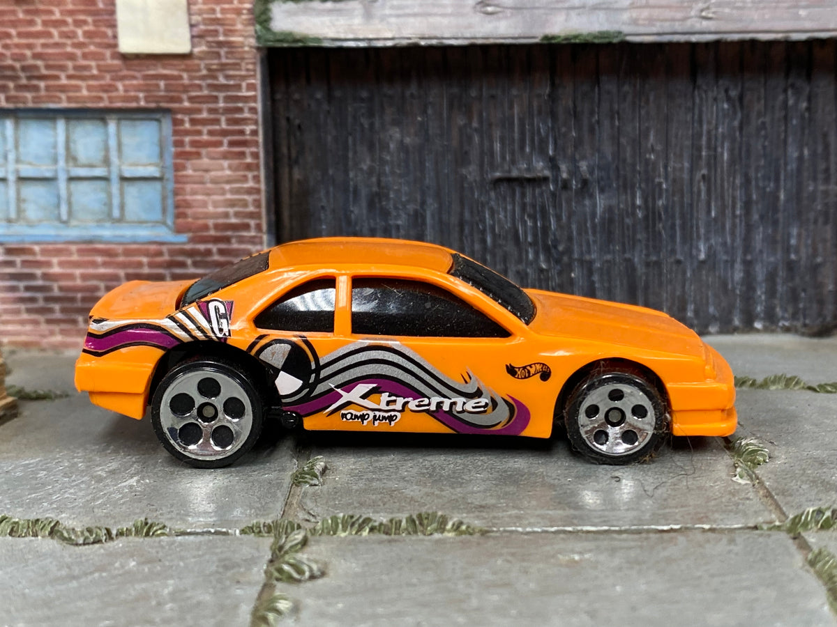 Hot Wheels T-Bird Stocker 1998 orange Xtreme graphics, right-side view