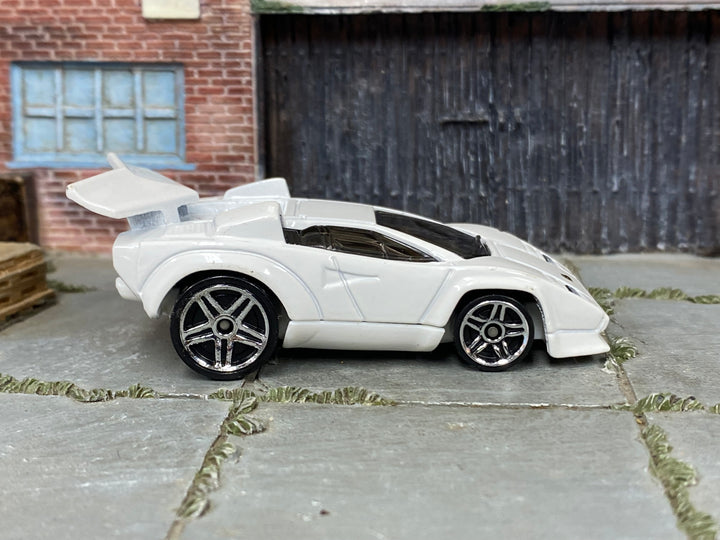 Hot Wheels Tooned Lamborghini Countach — right-side view