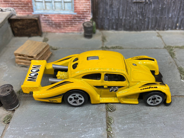 Loose Hot Wheels - VW Volkswagen Kafer Racer Race Car - Mooneyes Yellow Livery — view 2