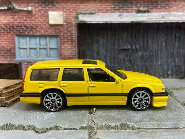 Loose Hot Wheels - Volvo 850 Estate - Yellow