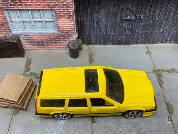 Loose Hot Wheels - Volvo 850 Estate - Yellow — view 2