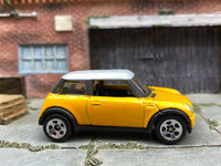 Loose Hot Wheels - 2001 Mini Cooper - Yellow and White — view 3