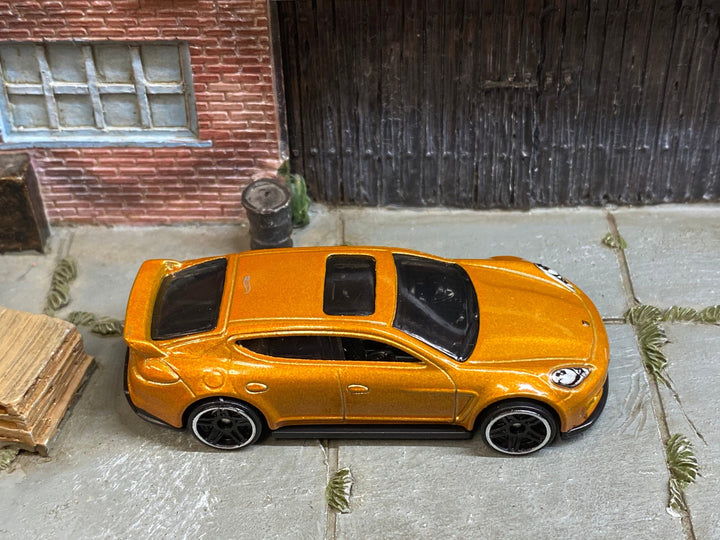 Loose Hot Wheels - Porsche Panamera - Gold — view 2