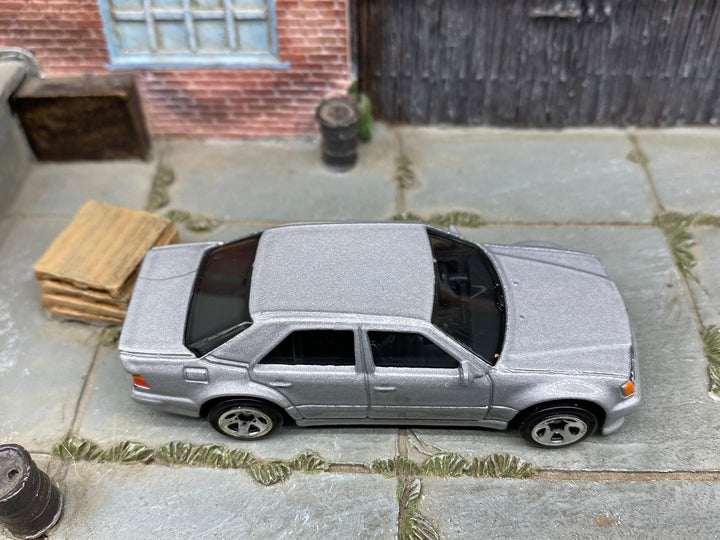 Loose Hot Wheels - Mercedes-Benz 500E - Silver — view 2