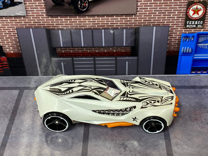 Loose Hot Wheels - Urban Agent - White, Black and Orange — view 2