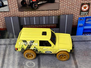 Loose Hot Wheels - Range Rover Classic - Yellow — view 2